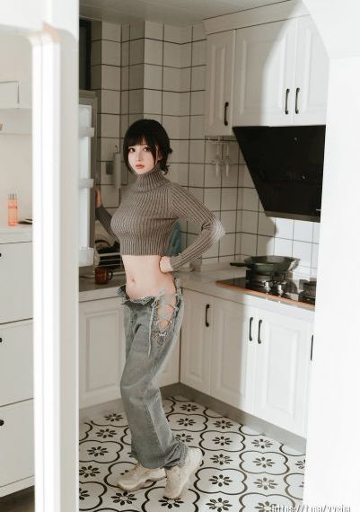 老赵揉搓着娇妻的大乳视频